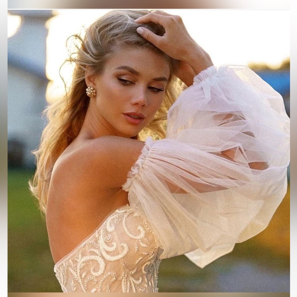 Detached sleeves for wedding dress